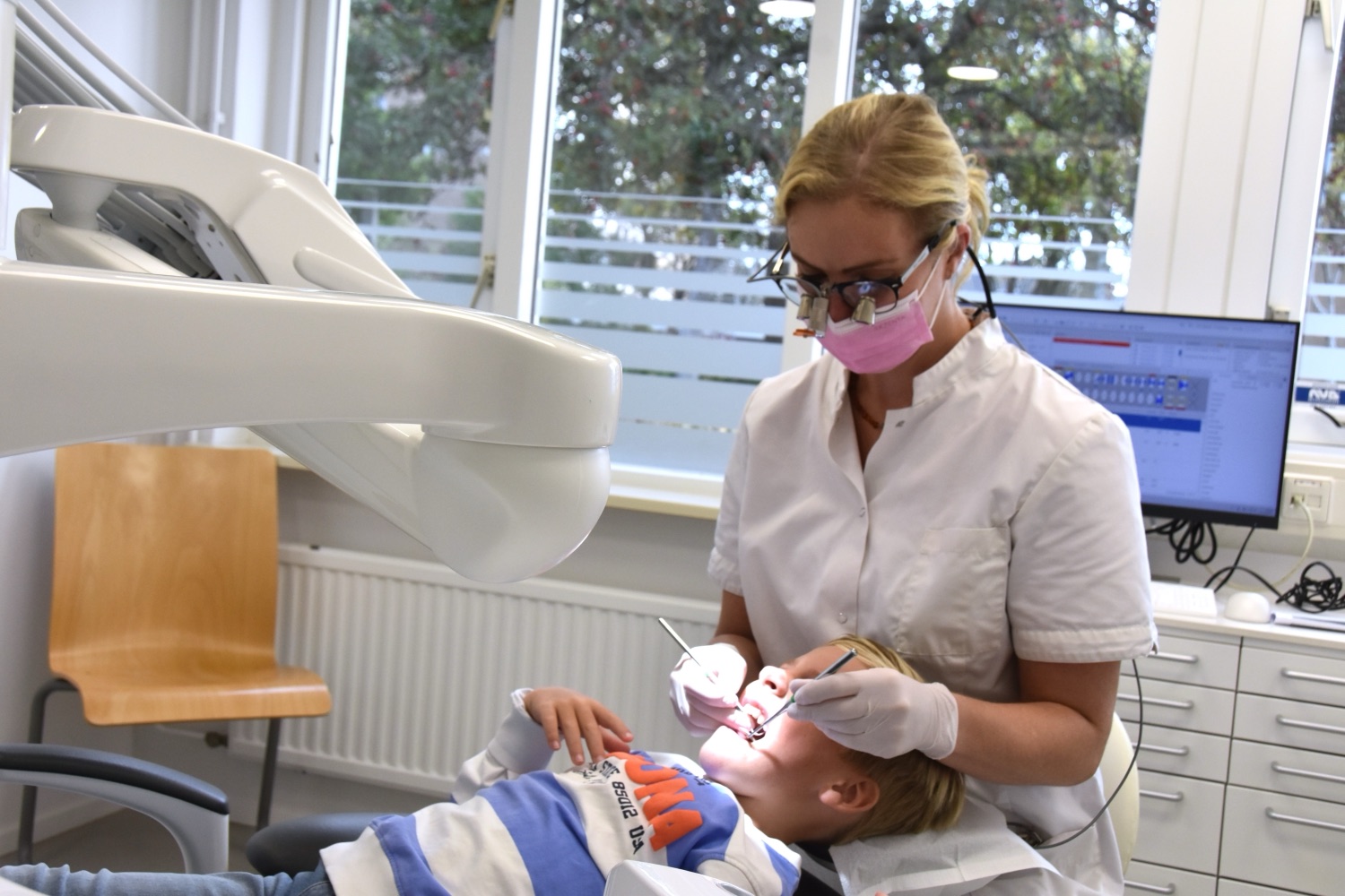 Tandarts Marie Anne Hobbelink tijdens een behandeling